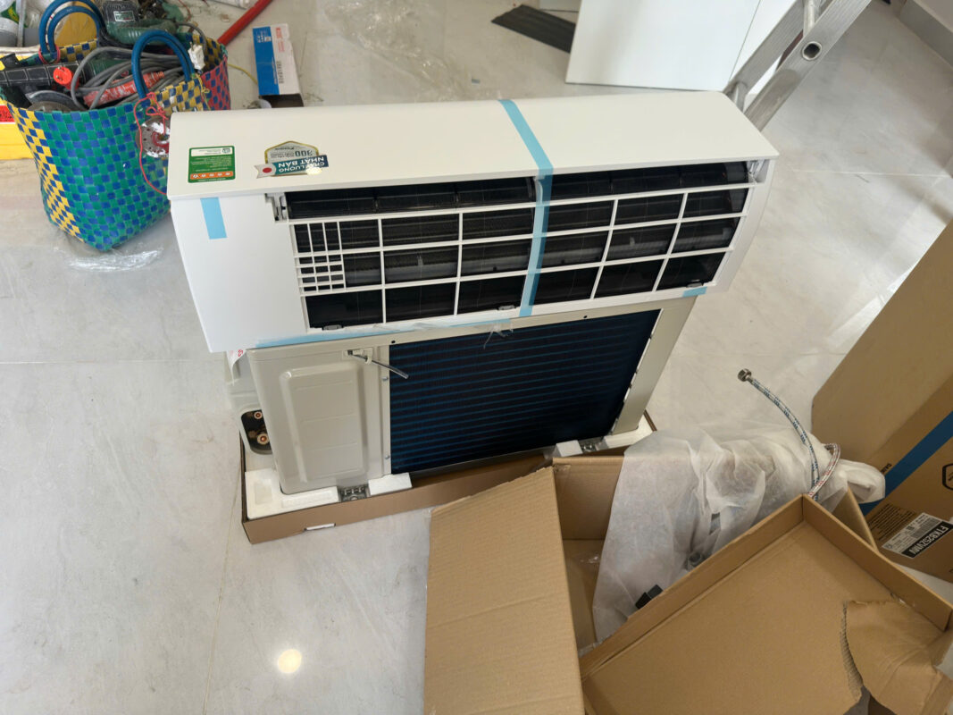 Mặt sau máy lạnh Daikin Inverter 1HP FTKB25ZVMV