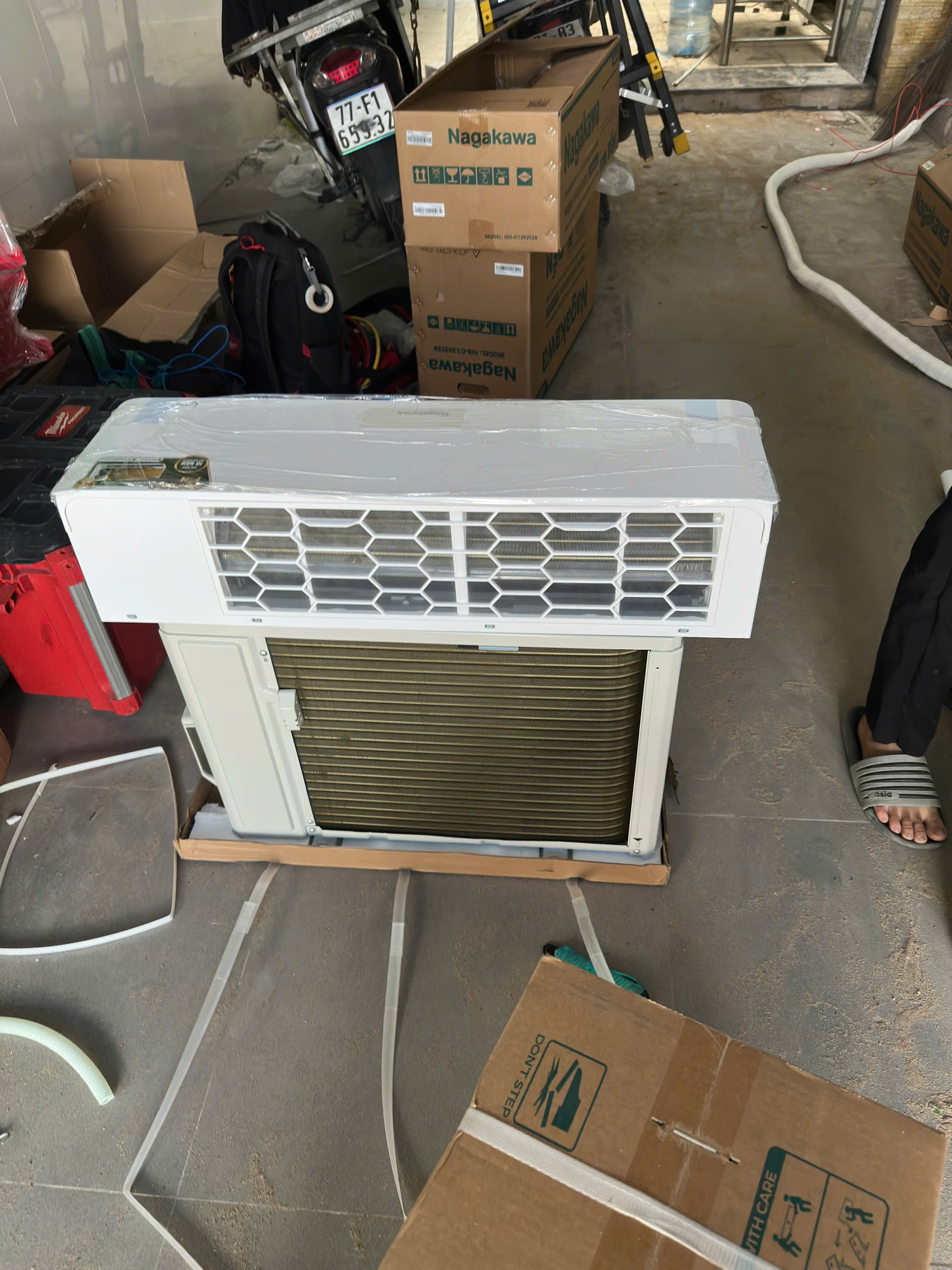 Kiểm tra "ngoại hình" mặt sau bộ máy lạnh