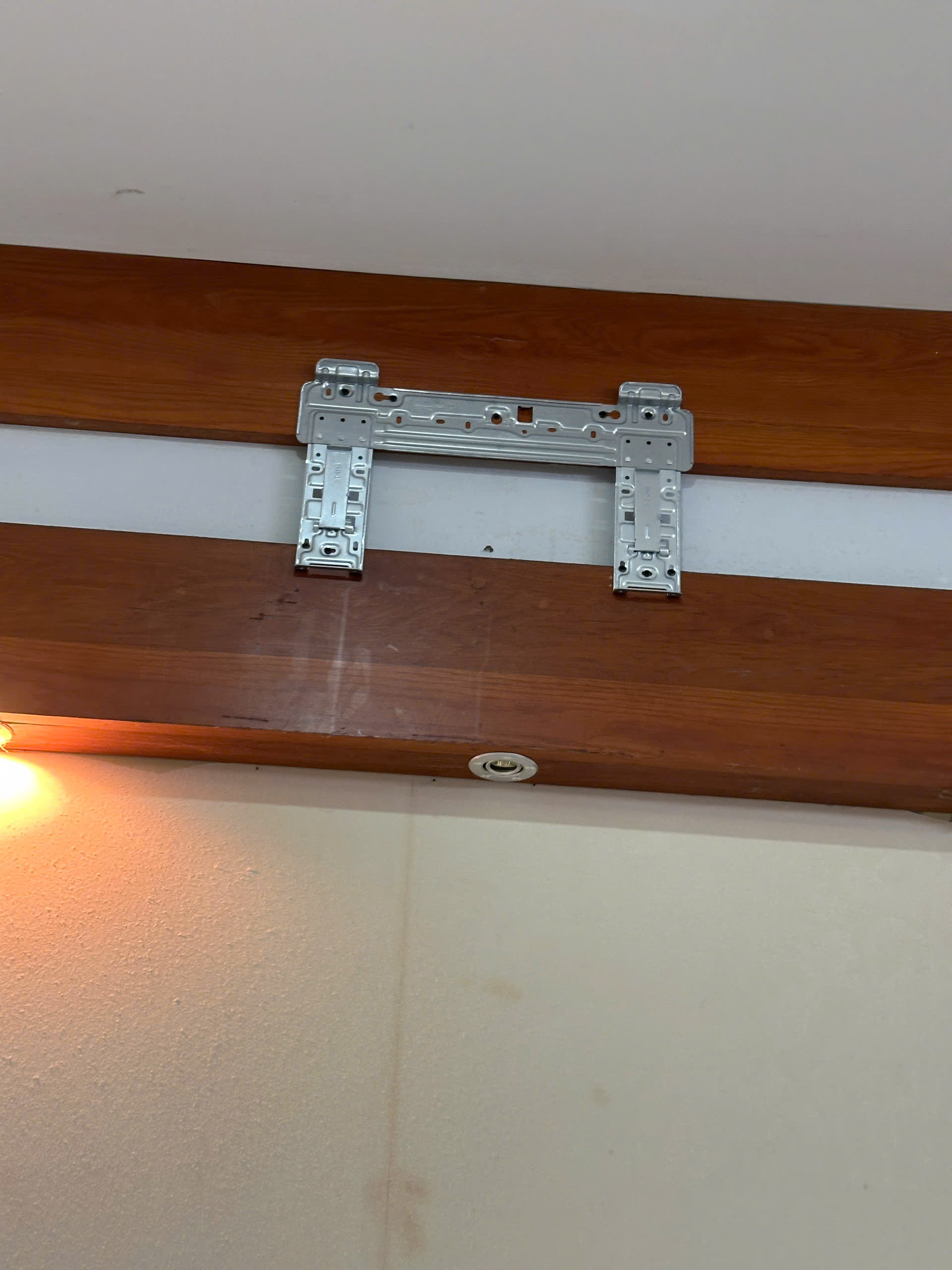 Tiến hành lắp đặt dàn lạnh máy lạnh Nagakawa