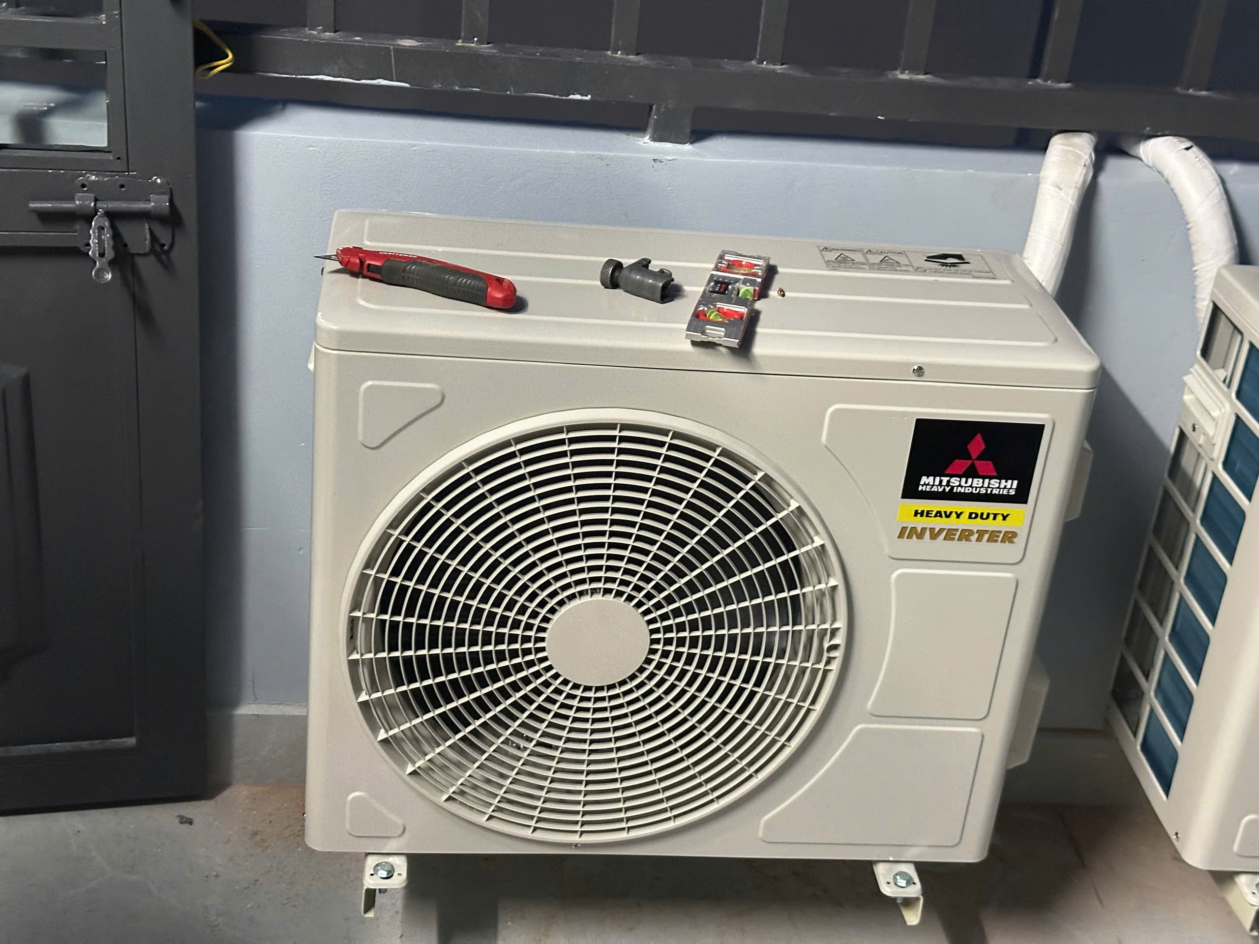 Dàn nóng Máy lạnh Mitsubishi mới cứng cáp